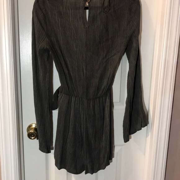 NWOT Sage Long sleeve v-neck side tie romper - Picture 2 of 3